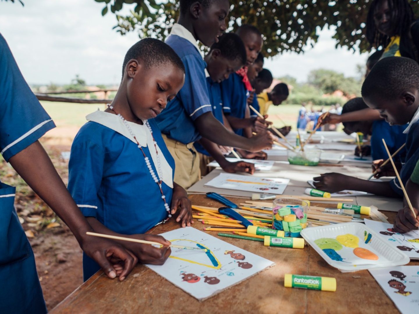 Junge Hände waschen