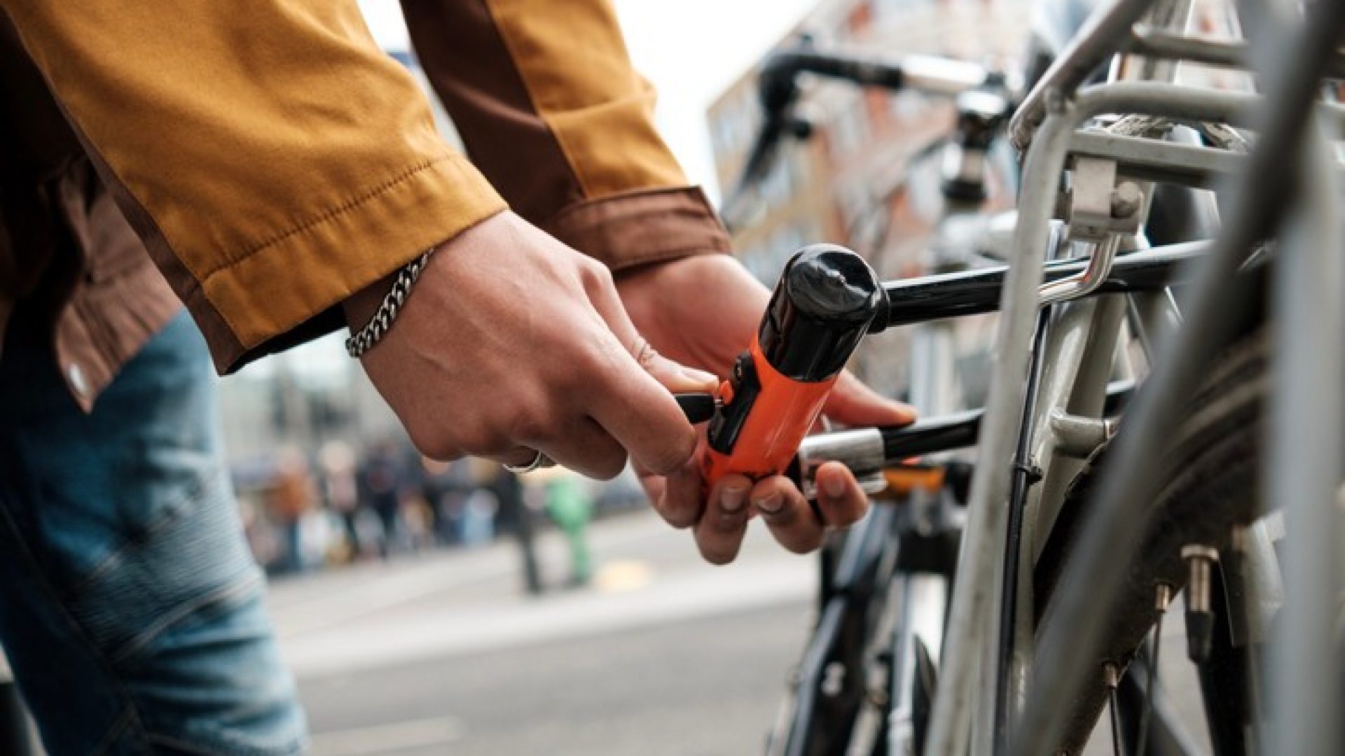 Mann schließt Fahrrad an