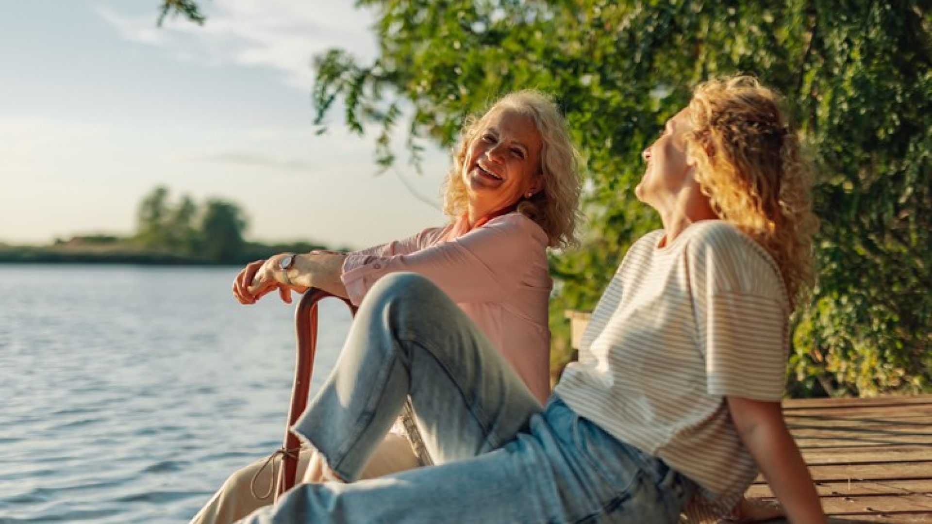zwei_frauen_auf_einem_steg