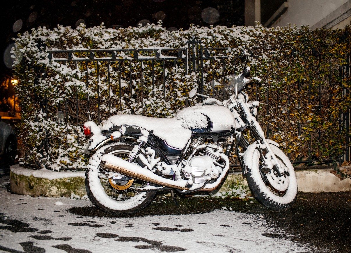 Verschneites_Motorrad