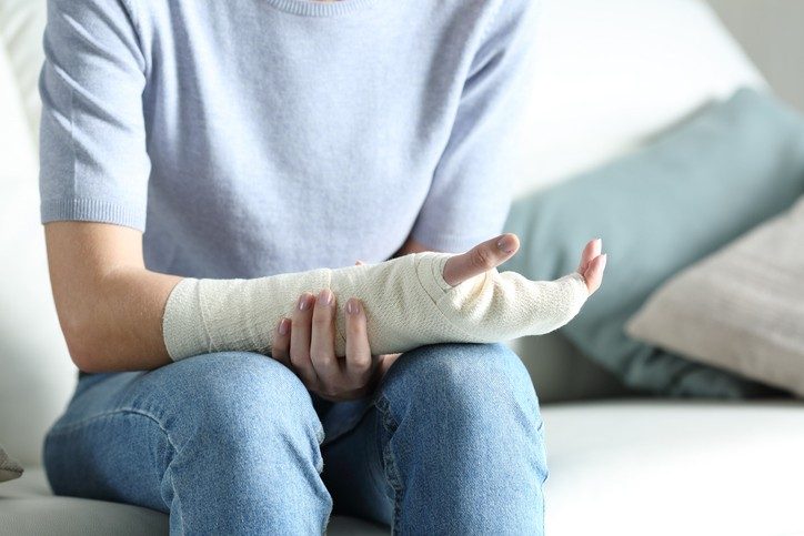 Frau hat eine gebrochene Hand