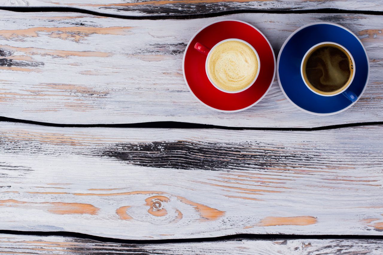 Vogelperspektive_von_zwei_Kaffeetassen