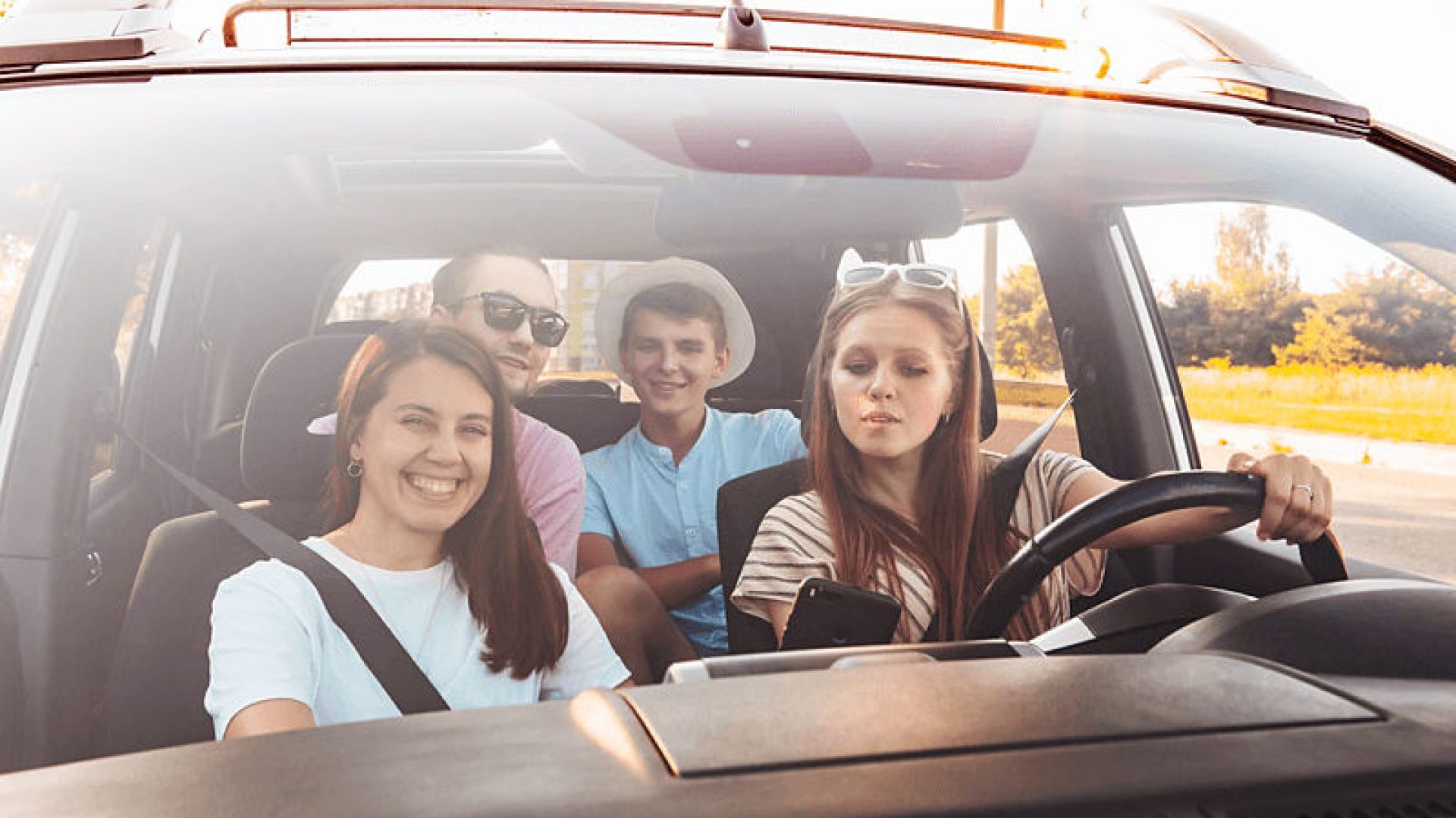 4 Freunde bei der Autofahrt