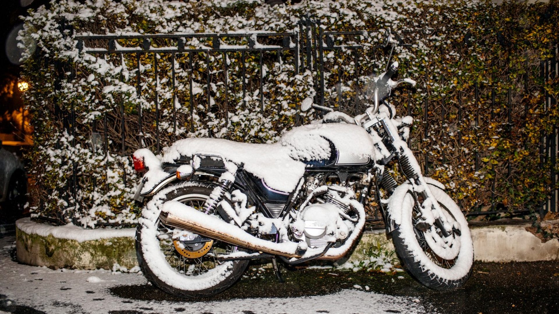 Verschneites_Motorrad