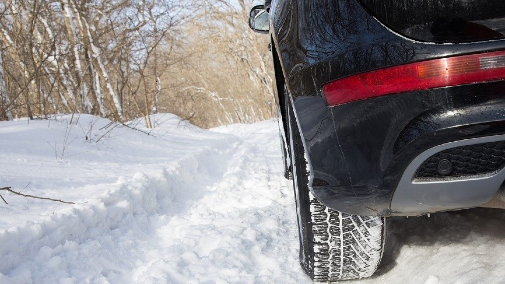 Schnefahrbahn_Autoreifen