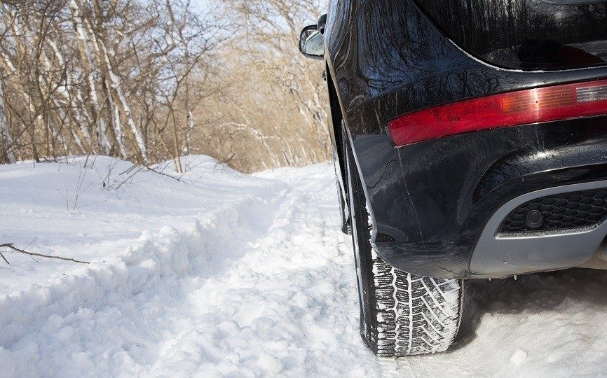 Schnefahrbahn_Autoreifen