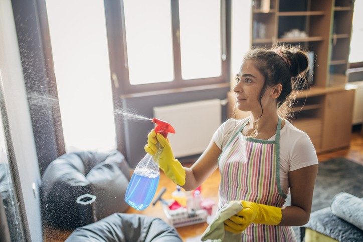 Frau putzt Wohnung