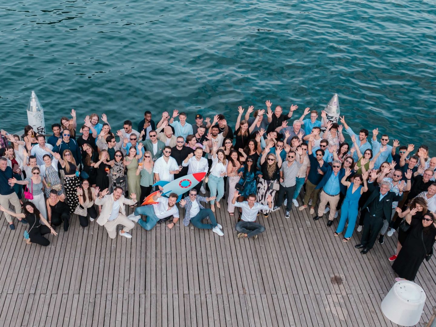 Teamfoto am See Smile CH, AT, ES