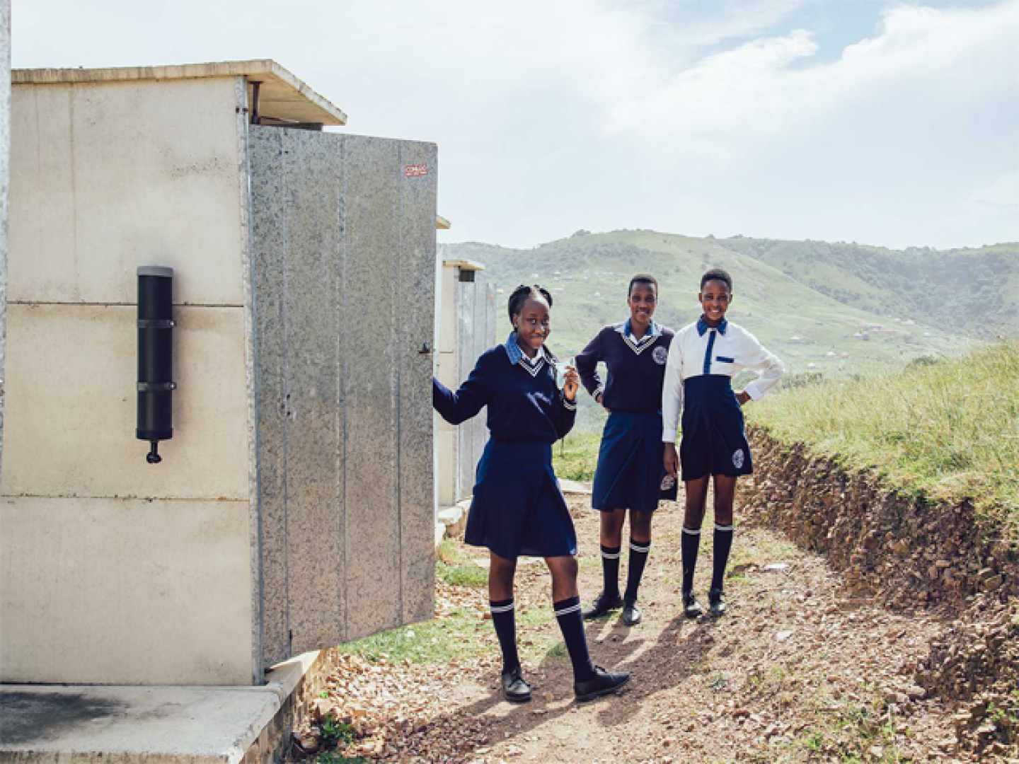 Schüler vor WC Anlagen